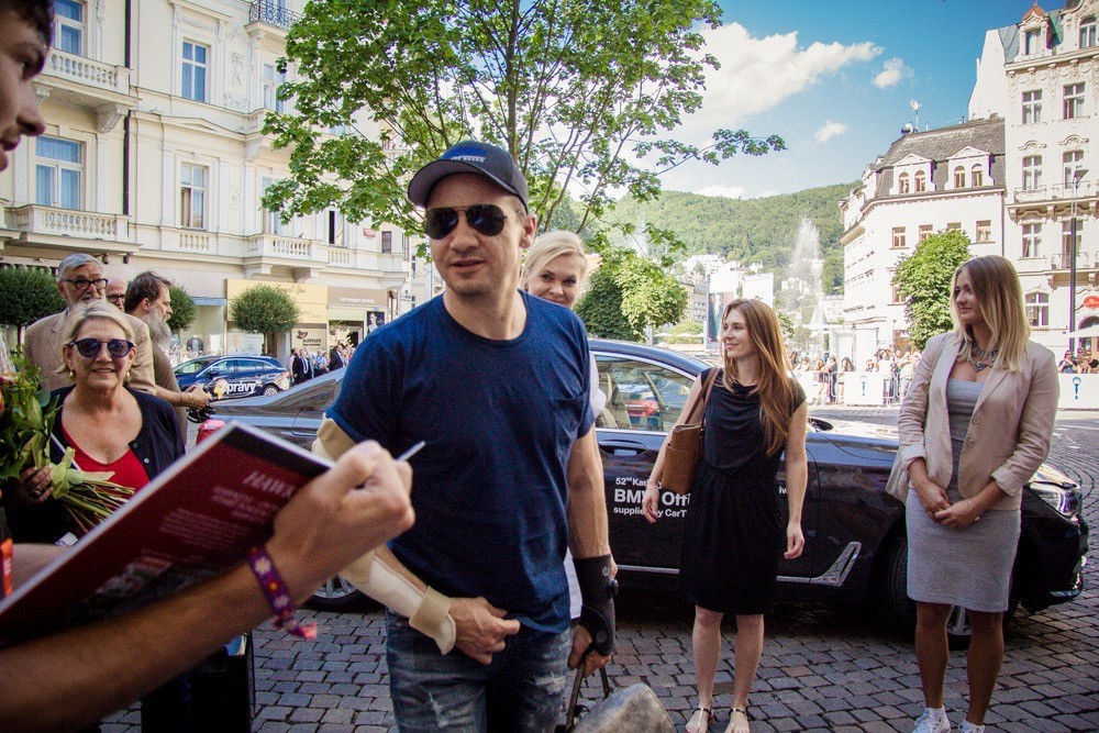 Herec Jeremy Renner prichádza na festival